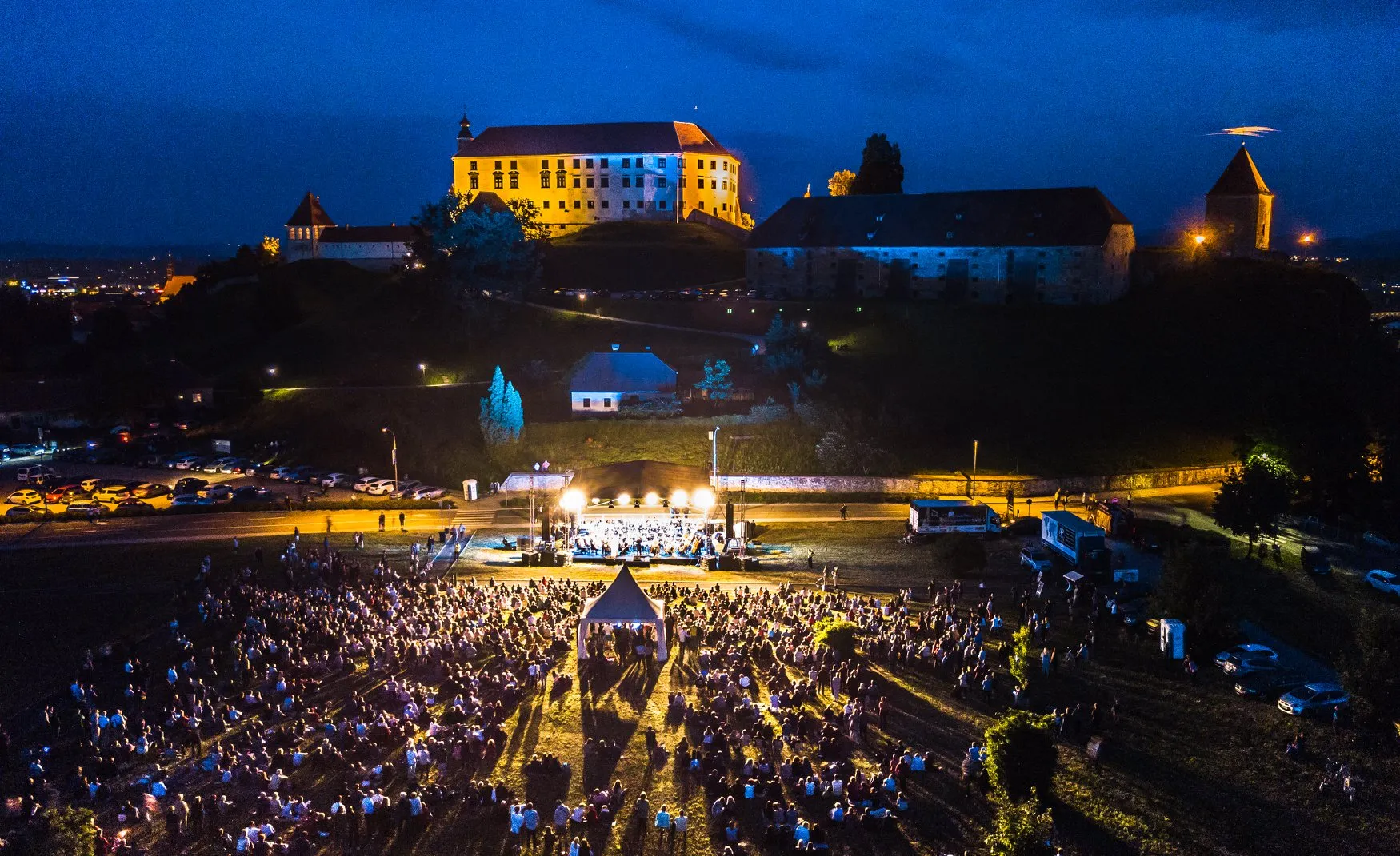 Ognjena gala predstava na travniku pod Ptujskim gradom