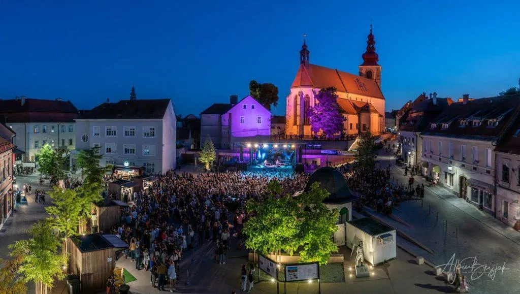 Open stage na mestni tržnici